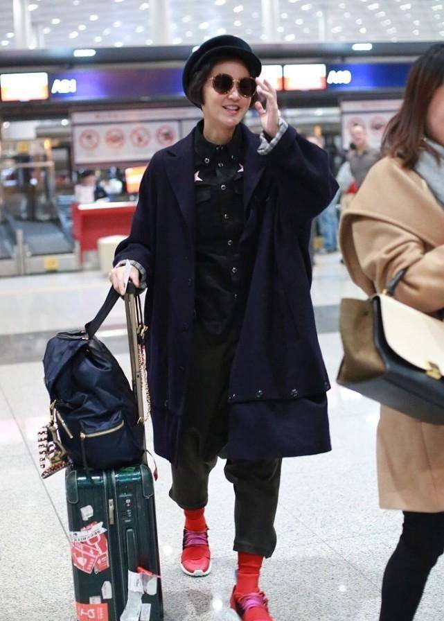 服装|张歆艺的“发面脸”看着还挺有气场,梳大背头露五官,让人难忽视