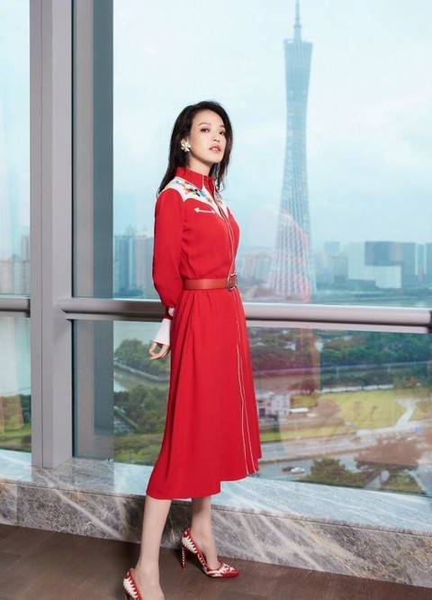 黑色|舒淇这身材不做超模真可惜,穿3D羽毛裙拍杂志,摩登又高级感十足?