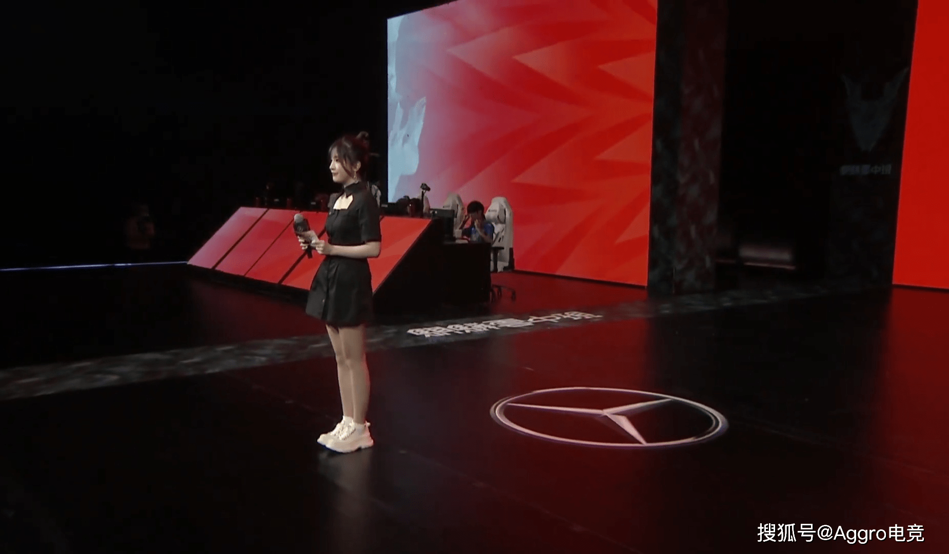 lpl第一腿神长胖了女主持西西现场照神颜成了胖脸