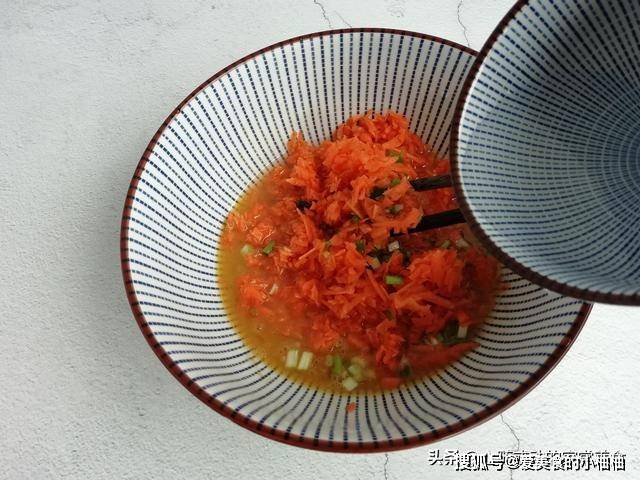葱花|最快速的早餐饼做法，不揉面不发面，筷子搅一搅，10分钟做好早餐
