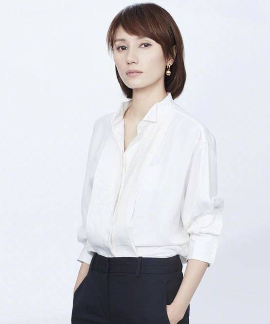 高跟鞋|女人40以后尽量少穿丝袜高跟鞋，瞧瞧袁泉这么穿，优雅高级显气质？