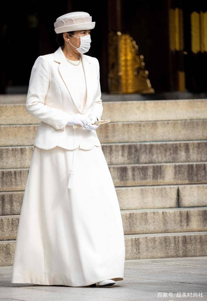 配饰|日本雅子皇后穿一身白亮相,戴珍珠配饰显优雅,被86岁婆婆抢风头