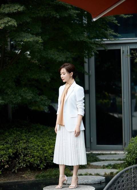 面料|真正会穿的女人，穿西装外套不会配小脚裤，看陈数就知道了？