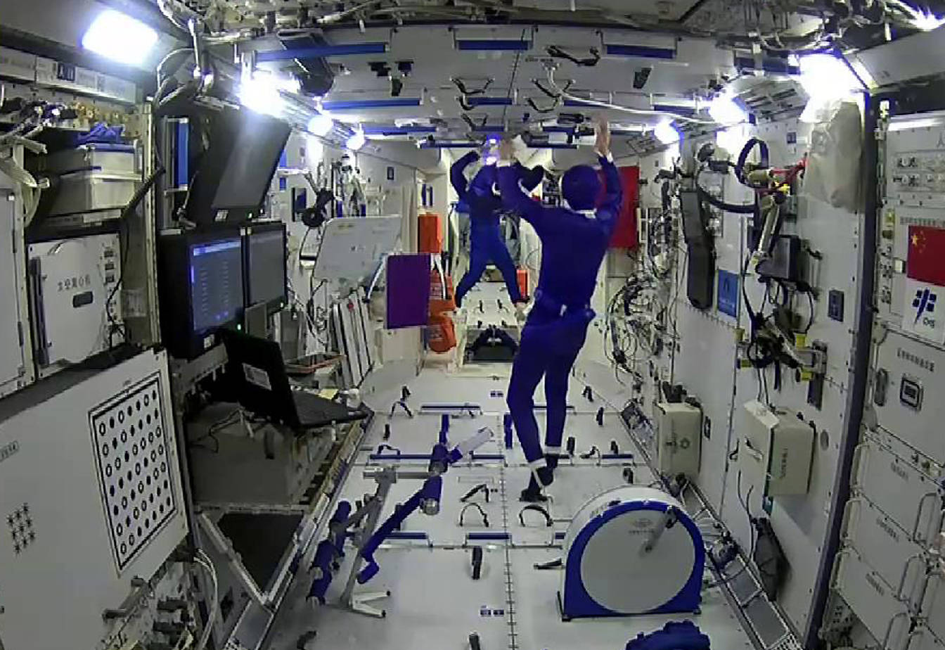 原创复盘天宫空间站首次太空出舱航天员兵分两路回舱前遇异常辐射