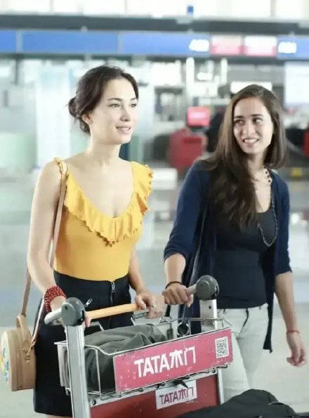 韩庚|卢靖姗和混血妹妹走机场,姐妹花傻傻分不清,妹妹比姐姐还好看