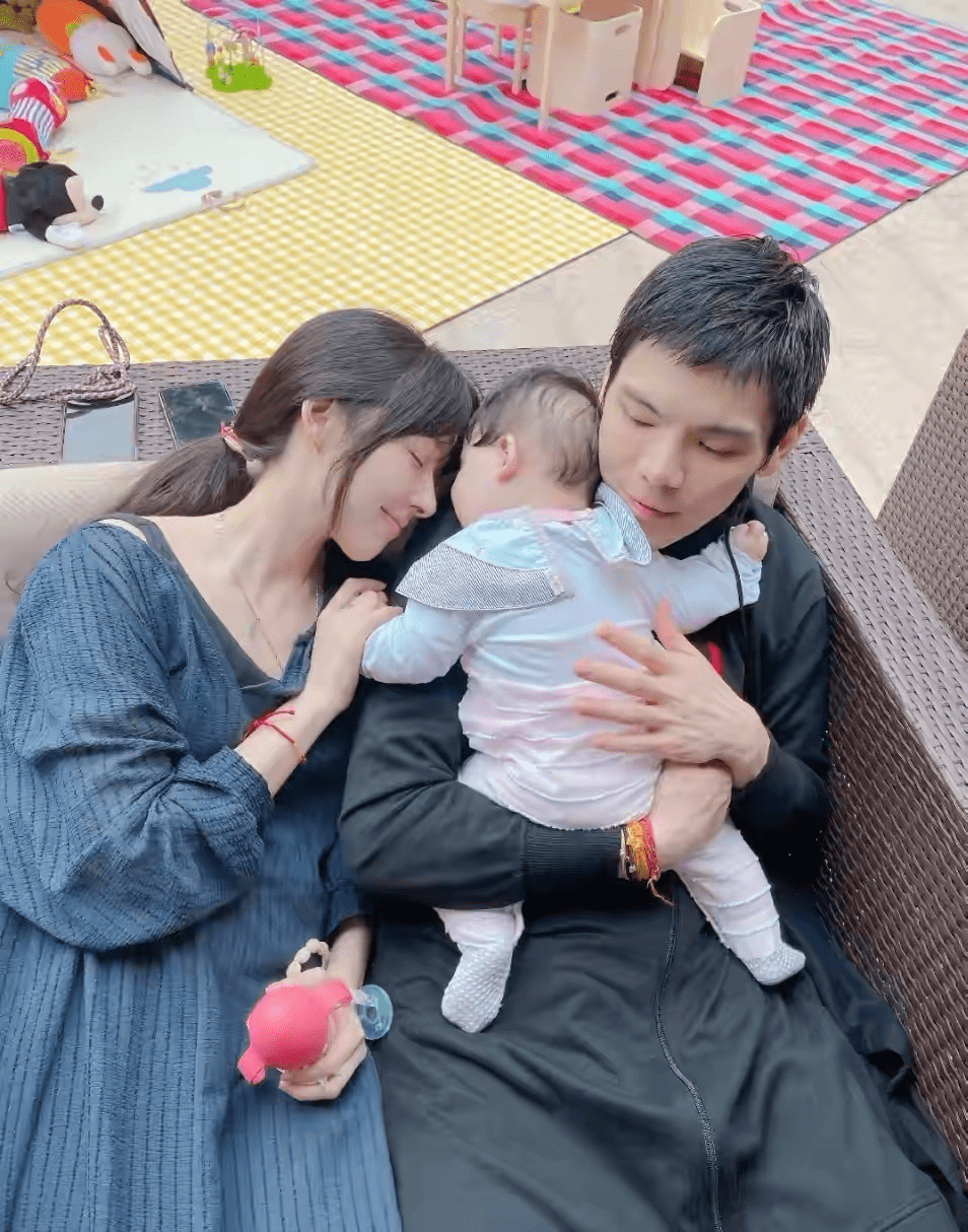 郭碧婷|向佐晒一家人合影,郭碧婷穿家居服素颜也靓丽,向太瘦出了尖下巴