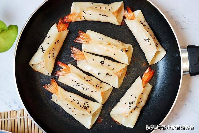 做法|早餐这样吃孩子再也不赖床了，一口一只虾的锅贴，好吃到停不下来