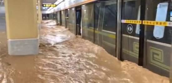 八方驰援风雨同舟,益企撑河南_郑州东站