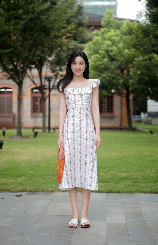 颜色|连衣裙推荐：8位小姐姐演绎花裙子不同穿法，换发型决定不同气质
