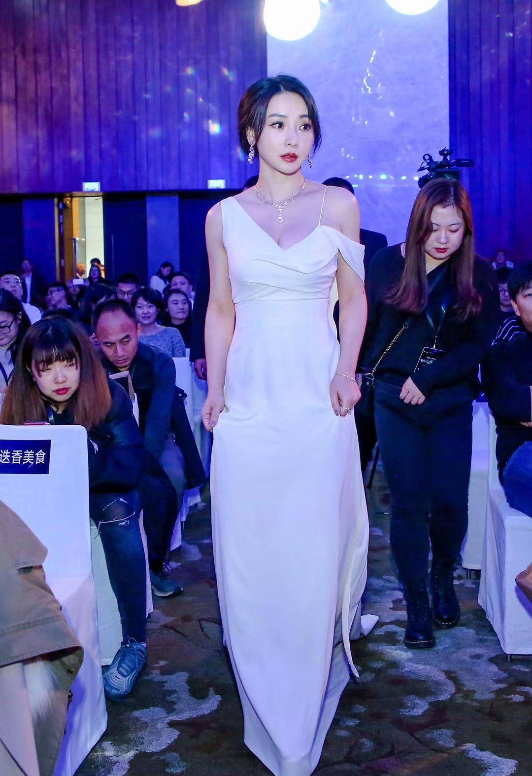 设计|柳岩真的招人喜欢，穿吊带裙看着还挺清纯，怪不得男粉女粉都挺多