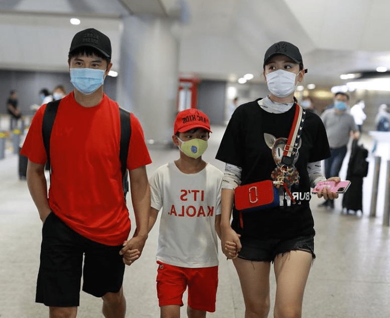 卡通|叶一茜哪像36岁俩娃妈？卡通T配热裤活力满满，与儿子同行似姐弟