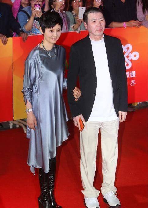 黑色|冯小刚携妻子出席活动，徐帆挽手臂小鸟依人，有种夫唱妇随的感觉
