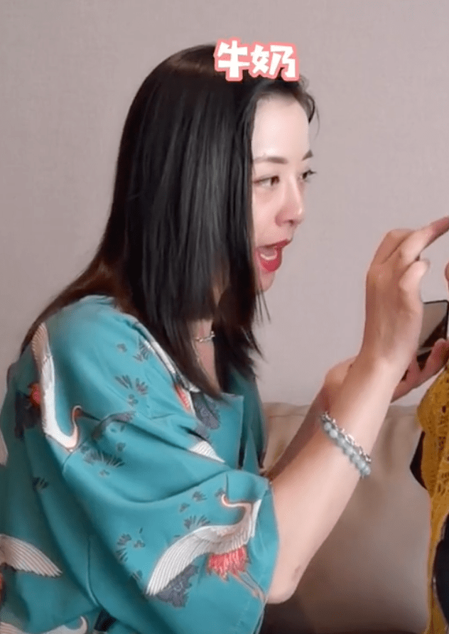 黄小蕾给妈妈化妆 40岁皮肤水嫩宛如画中人 嫁圈外人被宠成少女 画面