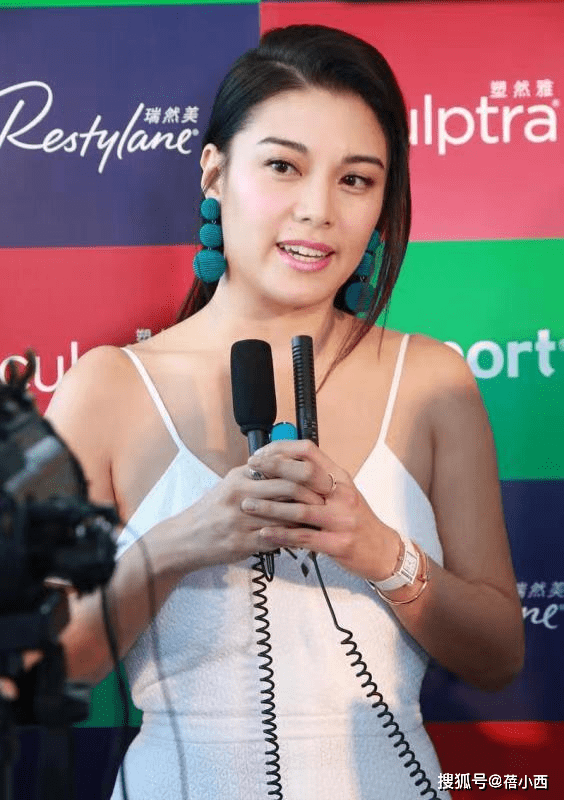 高跟鞋|廖碧儿的“3D”身材好吸睛,把吊带裙穿得“满当当”,气质惊艳