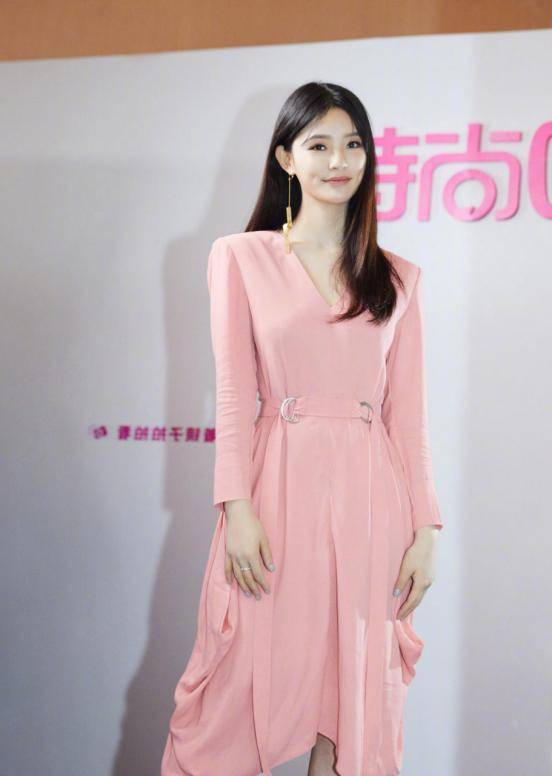 林允|林允真是“甜系女孩”，一袭粉色连衣裙好“撩”人，青夏又活力