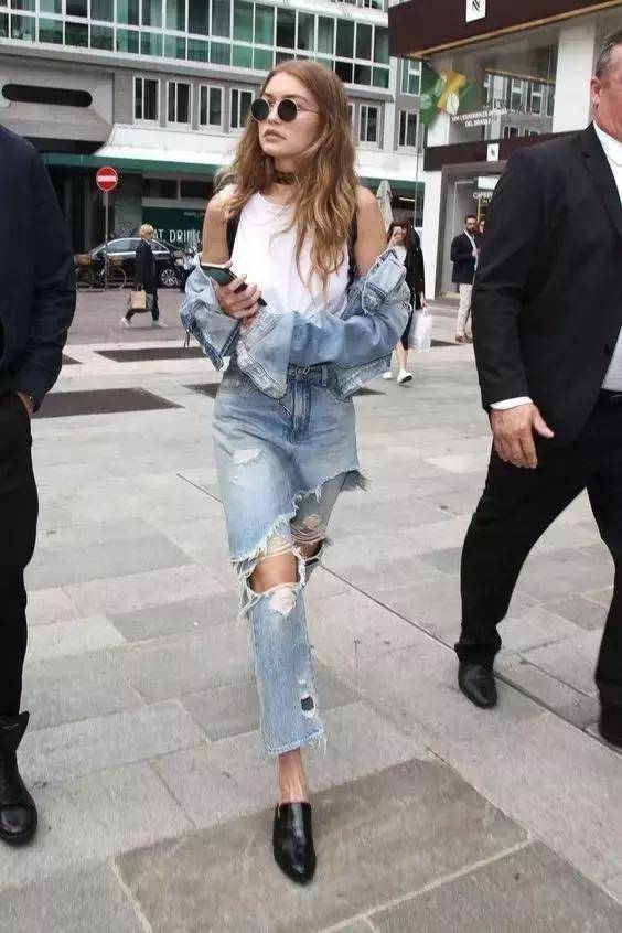 黑色|腿粗的女生别乱穿,显瘦“破洞裤”帮你试好了,照着穿准没错