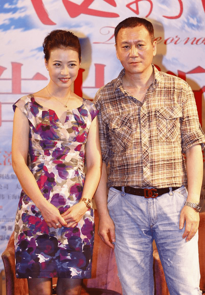 颜色|周海媚也太优雅了，虽然都步入中年了，穿少女裙也很美