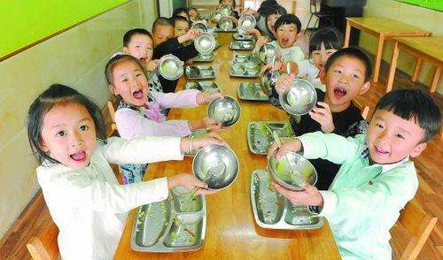 家长|家长疑惑：幼儿园伙食费一天15块，三餐加两点，孩子能吃到啥？