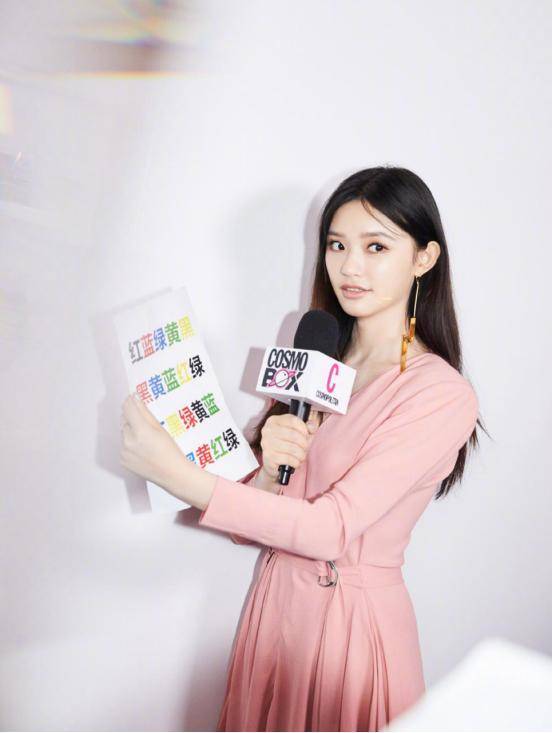 林允|林允真是“甜系女孩”，一袭粉色连衣裙好“撩”人，青夏又活力