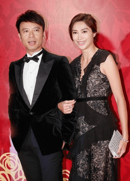 身材|李克勤47岁妻子太气质，穿蕾丝裙高挑又窈窕，超模身材真“招摇”