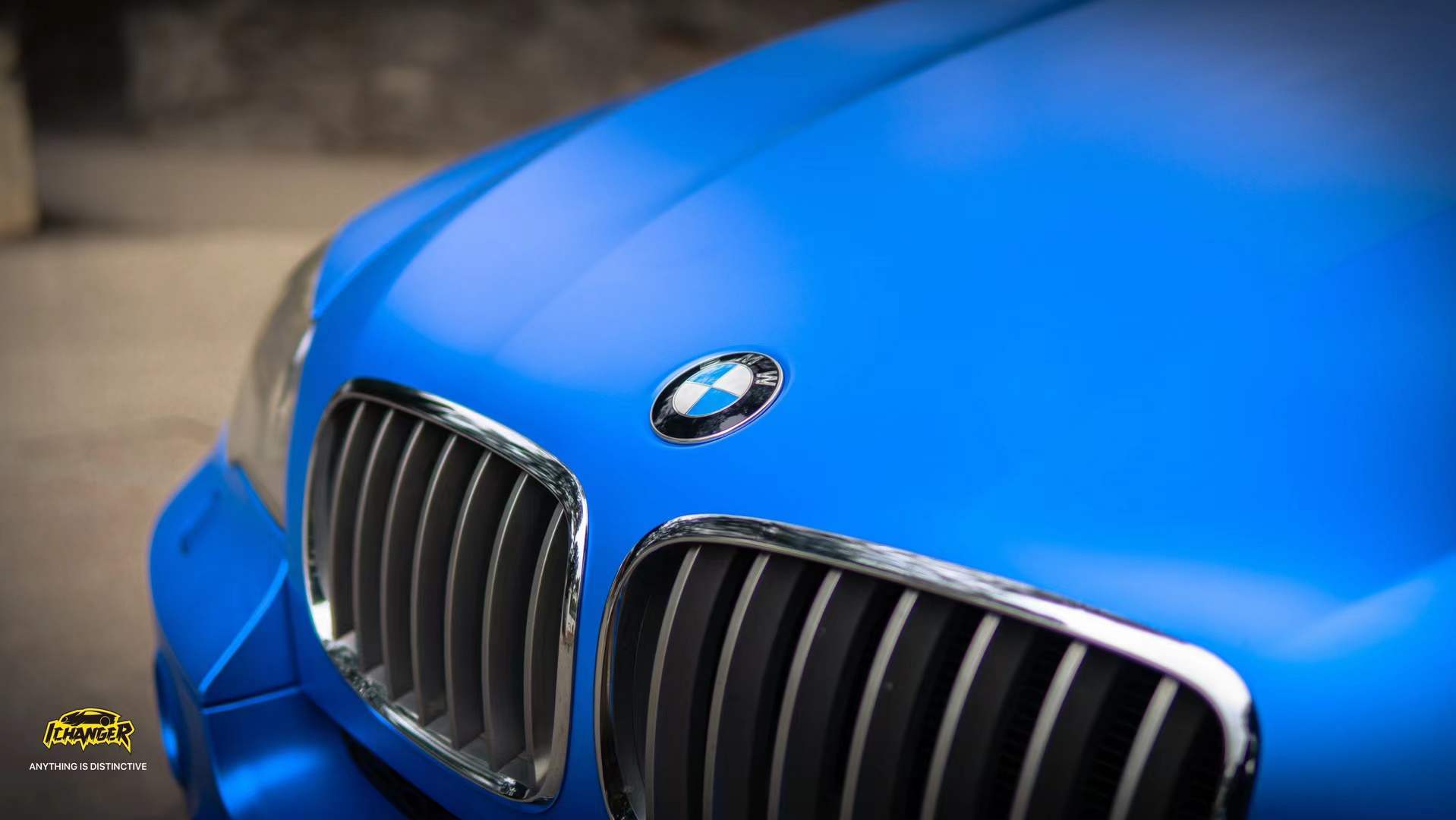 只有蓝色永远是那么纯粹干净宝马x5贴膜icr改色膜亚面电镀蓝