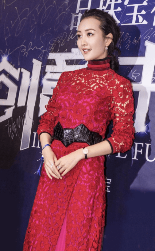 身材|李克勤47岁妻子太气质，穿蕾丝裙高挑又窈窕，超模身材真“招摇”