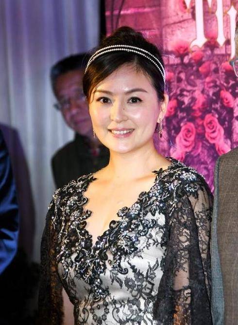 黑色|戴娇倩的“初恋脸”肉嘟嘟，裙子穿出少女气质，看不出真实年纪