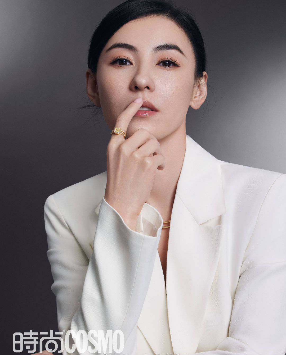 1/ 12 搜狐娱乐讯 7月23日,张柏芝为某品牌拍摄的广告写真曝光,一袭