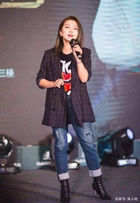 身材|何洁的时尚我不懂，西装搭睡裤走机场如逛菜场，三胎后放飞自我了