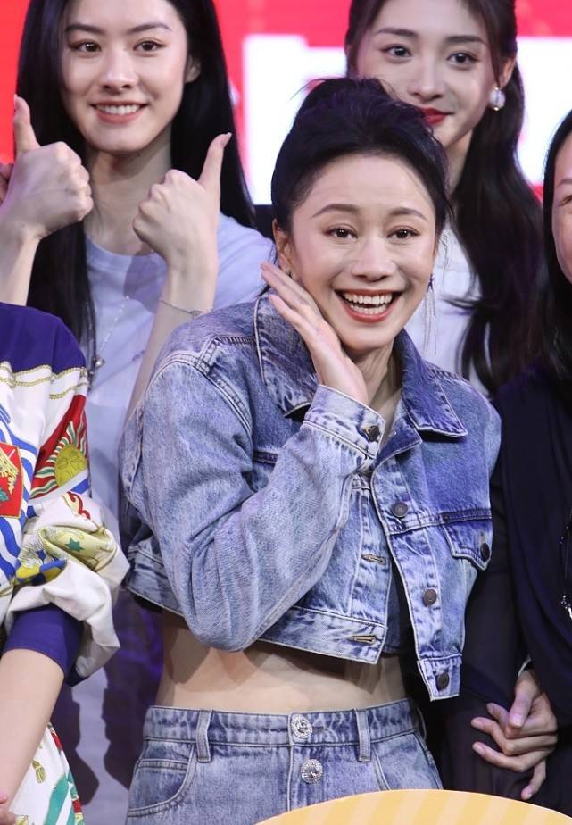 身材|倪虹洁的变化可真大，笑容灿烂却略显沧桑，知性美感更迷人
