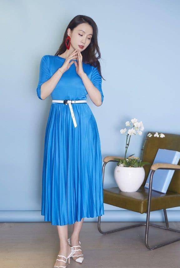 显得|陶虹放人群里气质优雅，衣着简朴大方，可原装脸也太凹凸不平了!