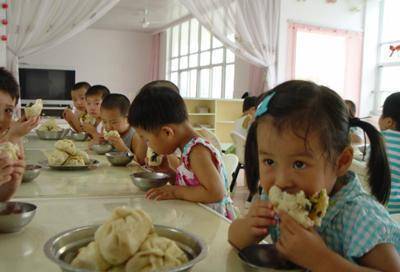 家长|家长疑惑：幼儿园伙食费一天15块，三餐加两点，孩子能吃到啥？