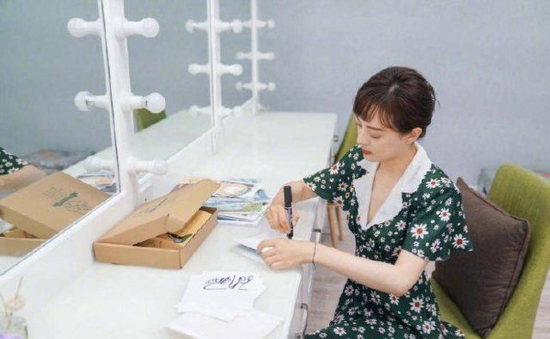 黑色|孙俪换新发型，齐刘海搭碎花裙演绎法式风，网友：太有女人味了？