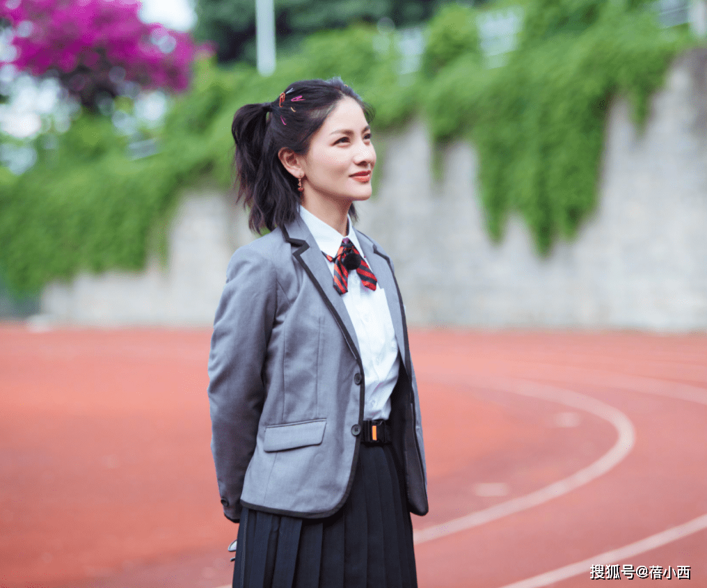 胡可|胡可沙溢真会撒狗粮，穿学院风情侣装拍“毕业照”，看着像大学生