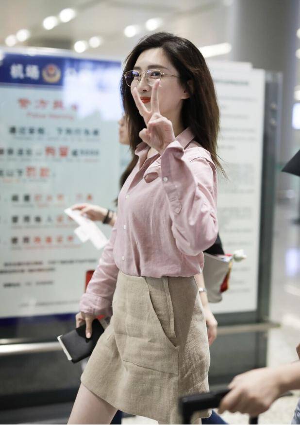 江疏影|江疏影气质好高级，穿粉色衬衫戴金丝框眼镜，造型文艺优雅真迷人