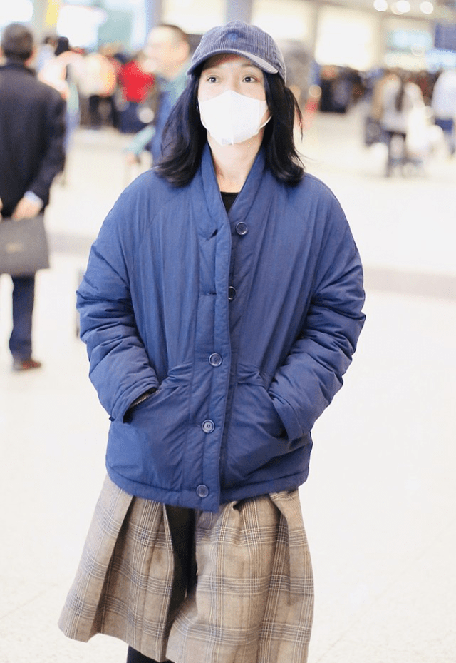 英伦|周迅再现“土味”穿搭，蓝棉袄搭阔腿五分裤，手插兜走路挺接地气