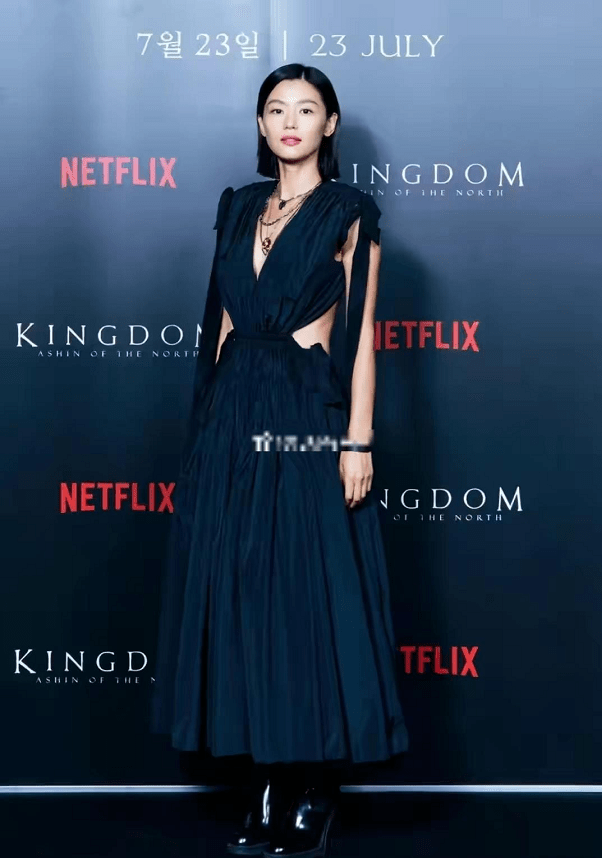 魅力|全智贤久违露脸模样真变了不少,穿镂空V领裙秀腰肌,状态似刘雯