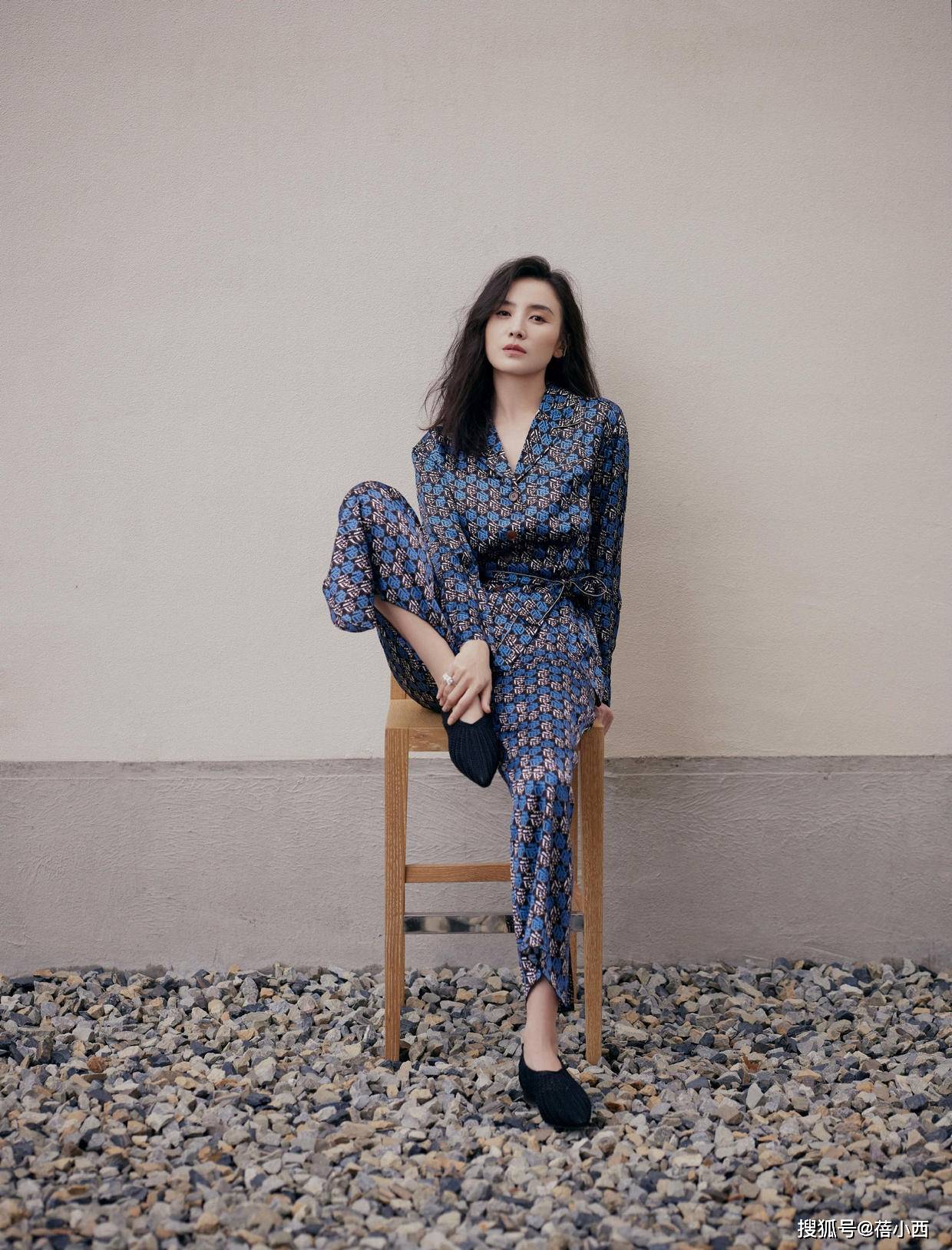 好身材|宋佳平常把好身材藏起来，这回穿西装内搭薄纱上衣，直接透出内衣