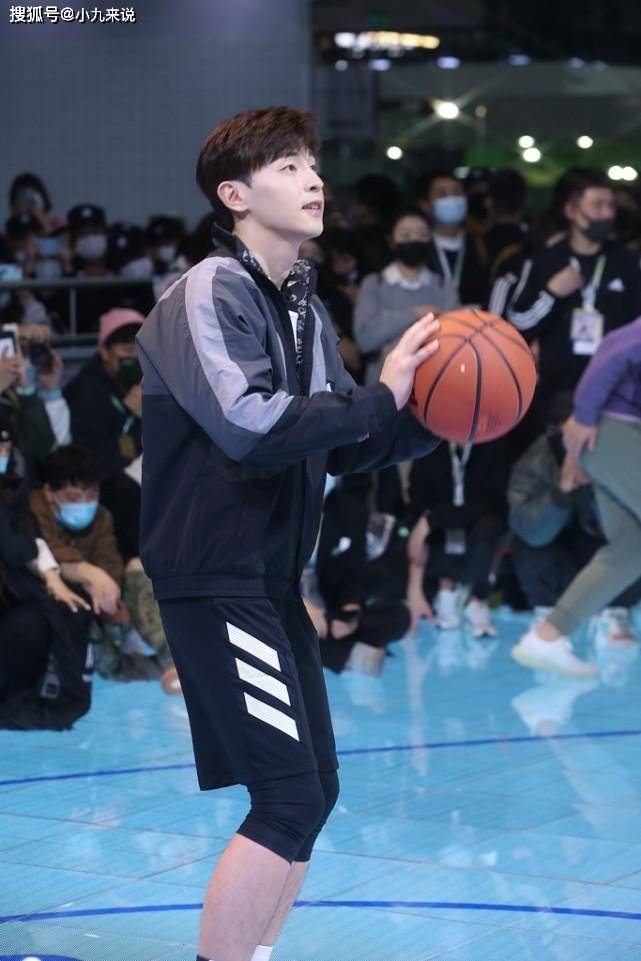 运动服|男人可别穿那么油腻了，学学邓伦穿运动服，不仅显瘦还很帅