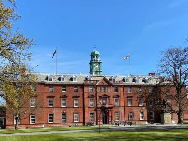 我的英国高中校友竟然是.