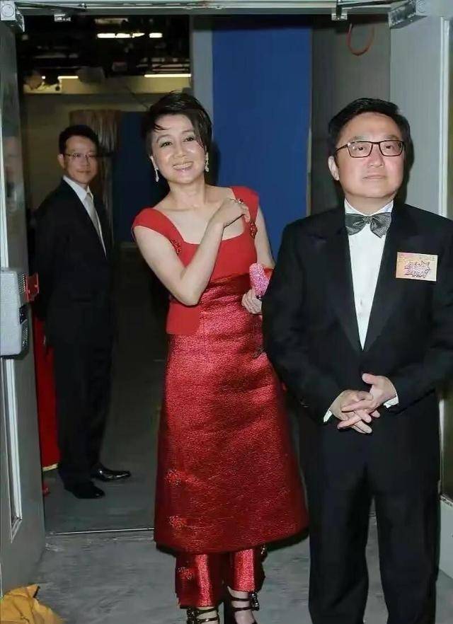 魅力|“四姨太”梁安琪，身穿大红色裙装却一点不俗，看着华丽高贵