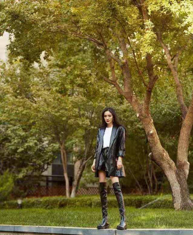 显得|杨幂真会扮少女,穿卫衣扮“下衣失踪”,大长腿让人挪不开眼