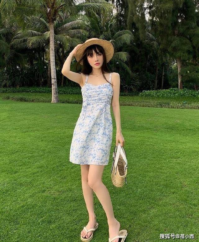好身材|李小璐终究是女明星，比一般的网红气质要高级，穿吊带裙特洋气