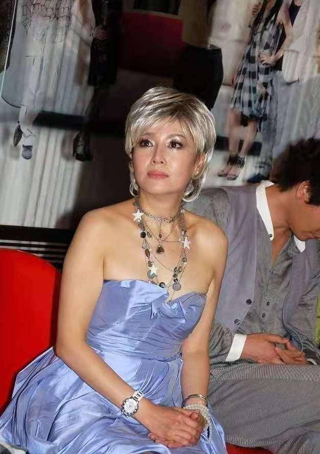 白金发|63岁恬妞为了抢镜真够拼，染一头白金发亮相，也只有她才能hold住