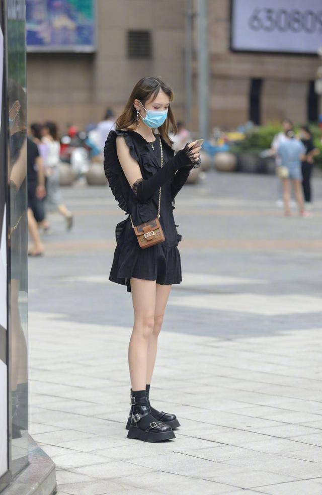 衣服|色彩鲜艳的衣服,并不意味着好看,黑色的打扮有时候也很酷