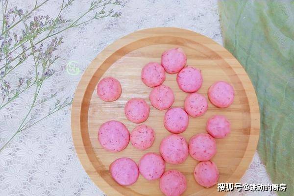 美食|两个蛋清，一勺奶粉，做出孩子爱吃的零食，入口即化，酥脆可口