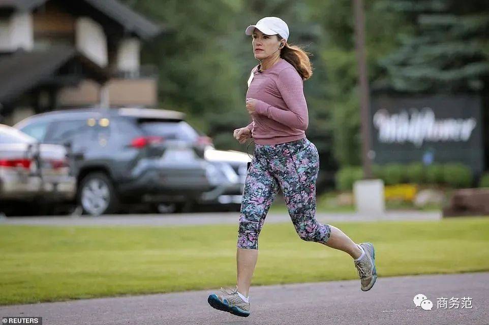 扎克伯格穿200块拖鞋参加聚会,暴露了全世界最有钱人"穿衣潜规则"