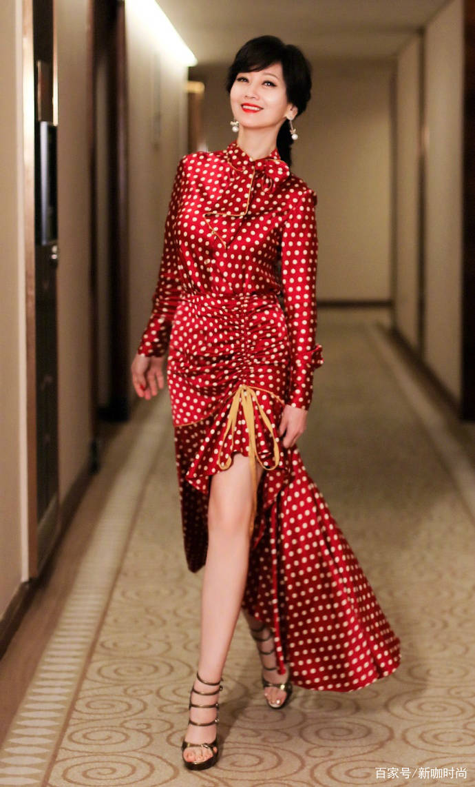 猫步|64岁赵雅芝奶奶亮相,像一个穿着夏装的少女,走起“猫步”很迷人