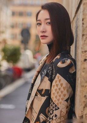 元素|70后女演员李小冉的高级搭配，撞色最拿手，纯色很仙气，魅力十足