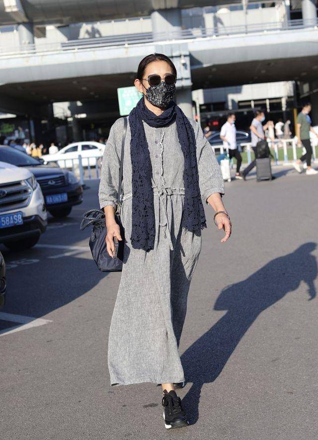 效果|倪萍踏实服老,穿灰色亚麻“奶奶裙”走机场,不扮嫩气质更高级